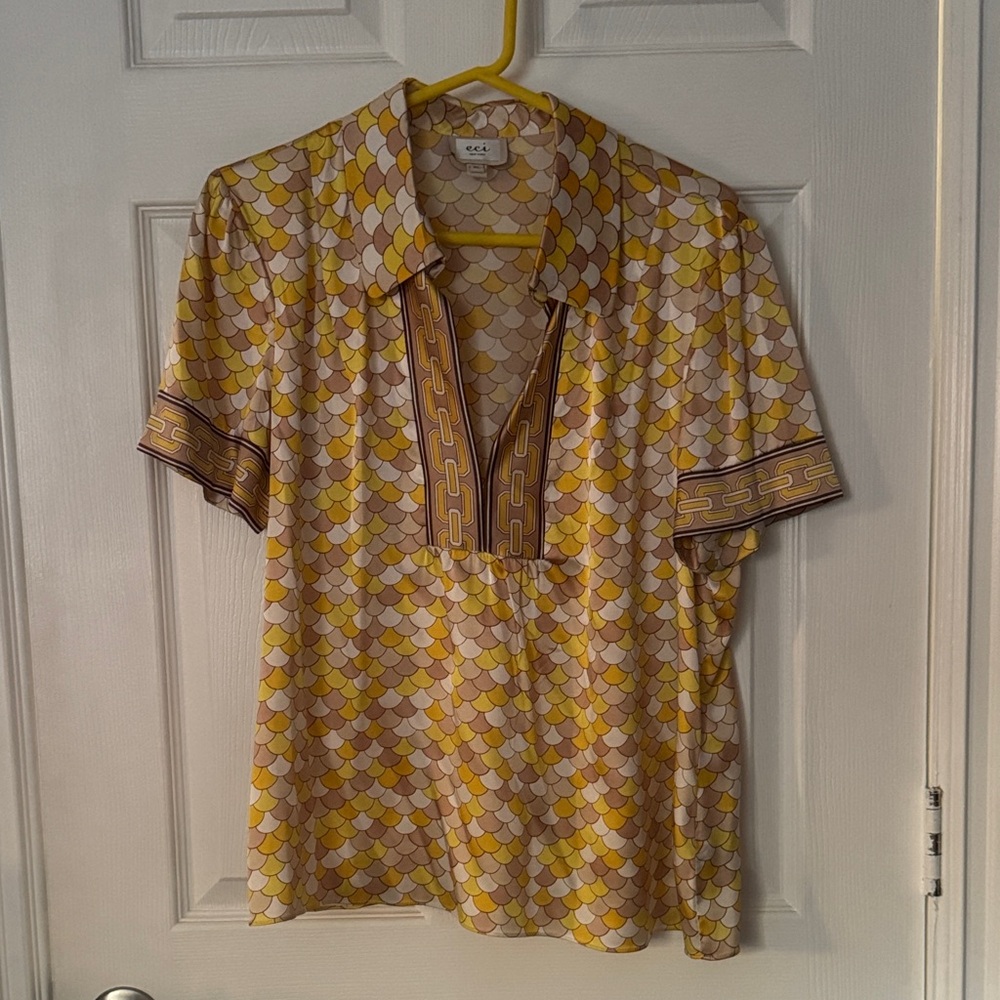 ECI Yellow and Cream Scallop Print Short Sleeve Blouse